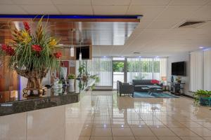 an office lobby with a reception desk and plants at Rodeway Inn Clermont - Minneola - Groveland - Leeseburg in Clermont