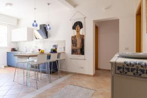 una cucina con tavolo e un dipinto sul muro di Italian Experience-My Florence City Apartment a Firenze