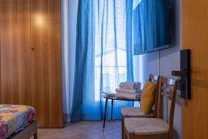 una camera con letto e finestra con tende blu di Italian Experience-My Florence City Apartment a Firenze