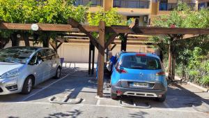 deux voitures garées l'une à côté de l'autre dans un parking dans l'établissement Appart le Lavandou (le st James) 2 étoiles, au Lavandou 6 autres photos