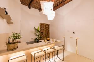 una sala da pranzo con pareti bianche e tavolo e sedie di SPAZIO CMM- Sant'Arpino a Napoli