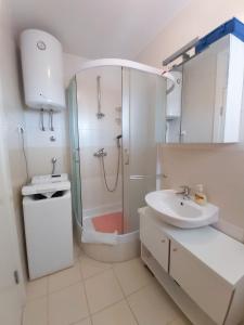 Koupelna v ubytování Mile Starigrad - Book your next cozy vacation
