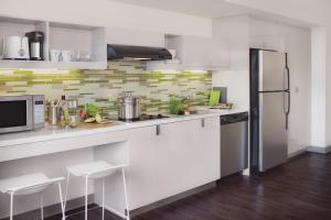 Cucina o angolo cottura di Element Vaughan Southwest