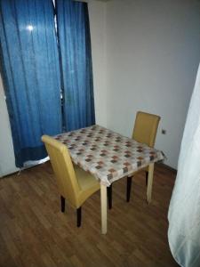 una mesa y dos sillas en una habitación en House for renting during Exit festival, en Petrovaradin