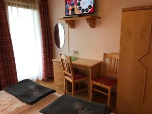 A television and/or entertainment centre at Pension-Greimelbacherhof