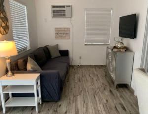 Televisyen dan/atau pusat hiburan di Cozy 1 BR w Parking Space 5 Close to the Beach