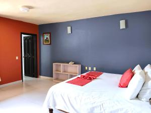 Postel nebo postele na pokoji v ubytování Hotel Jardines Del Carmen