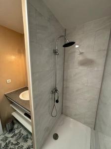 Et badeværelse på Côté bassin, maison 4 personnes + 15 billeder