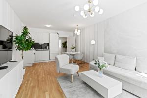 un salon blanc avec un canapé blanc et une table dans l'établissement Modern Apartment I Parking I Vienna, à Vienne