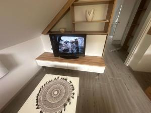 TV a/nebo společenská místnost v ubytování Green river apartments + 14 fotografií