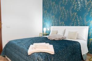 een slaapkamer met een bed met een blauwe patroonmuur bij B&B La Piana in Vico Equense