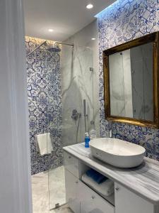 Ένα μπάνιο στο Luxurious Sea View with Private Beach in Gammarth, Marsa