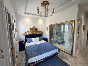 Ένα ή περισσότερα κρεβάτια σε δωμάτιο στο Luxurious Sea View with Private Beach in Gammarth, Marsa