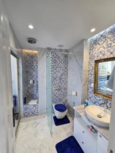 Ένα μπάνιο στο Luxurious Sea View with Private Beach in Gammarth, Marsa
