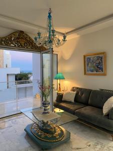 Posezení v ubytování Luxurious Sea View with Private Beach in Gammarth, Marsa