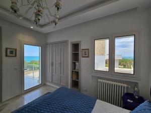Ένα ή περισσότερα κρεβάτια σε δωμάτιο στο Luxurious Sea View with Private Beach in Gammarth, Marsa