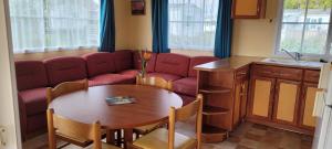Gallery image of Mobilhome "La Chaloupe" dans le Camping Saint Nicolas in Le Bec-Hellouin