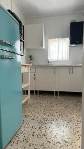 eine Küche mit weißen Schränken und einem Kühlschrank in der Unterkunft Susurros del Mar in Conil de la Frontera + 9 Fotos