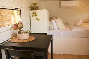 a room with a table and a bed at קרוואן משקיף לים in HaBonim