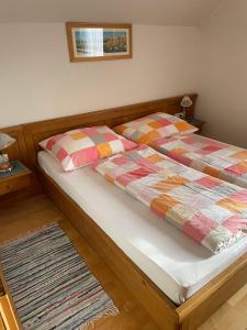 Una cama o camas en una habitación de Ferienhaus 2