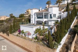 ベニタチェルにあるVilla Casiopea by Abahana Villasの山の上の白家