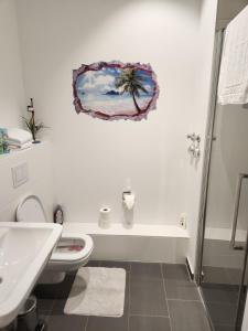 ミュンヘンにあるMyRoom - Munich Fair Apartmentsのトイレと洗面台を備えた白いバスルーム +14枚の写真