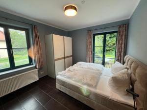 滨湖克拉科Ruhige Ferienwohnung mit großem Garten und Terrasse的带一张床和两扇窗户的卧室