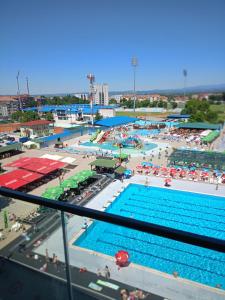 Bazén v ubytování Jagodina Apartman Nastasija- gleda na Aqva park nebo v jeho okolí