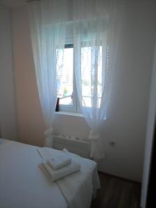 Postel nebo postele na pokoji v ubytování Jagodina Apartman Nastasija- gleda na Aqva park