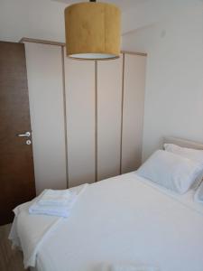 Postel nebo postele na pokoji v ubytování Jagodina Apartman Nastasija- gleda na Aqva park