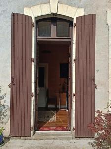an open door to a room with a table at Les chambres des artistes in Laguépie +9 photos