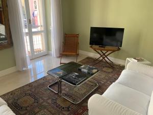 TV o dispositivi per l'intrattenimento presso Appartamento luminoso di design in centro