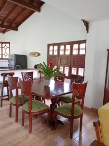 una sala da pranzo con tavolo e sedie in legno di Hermosa Villa La Laja Rionegro a Rionegro