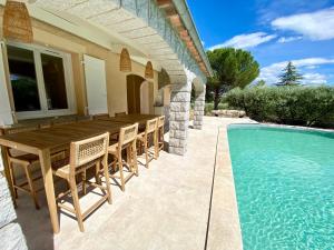 ルオムにあるMaison pour 12p, piscine à débordement chauffée d'avril à octobre inclusの木製テーブルと椅子 +123枚の写真