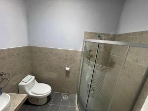 San Pablo Villa de MitlaにあるCasa de Huespedes Real 2のシャワー、トイレ、洗面台を備えたバスルーム