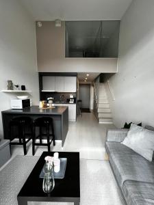 Fotografie z fotogalerie ubytování Cozy Penthouse Loft - Near the Airport ve Vantaa