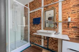 Koupelna v ubytování Douai house