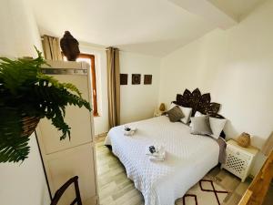 Posteľ alebo postele v izbe v ubytovaní Gîtes La Maison près de la fontaine et La Cabane du Pêcheur