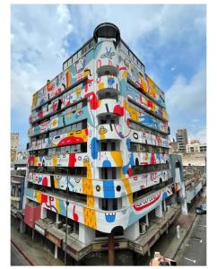 ein hohes Gebäude mit vielen darauf gemalten Skateboards in der Unterkunft Departamento NYC 4 Premium - Edificio VILAUT by INMOVE Temporarios in Cordoba