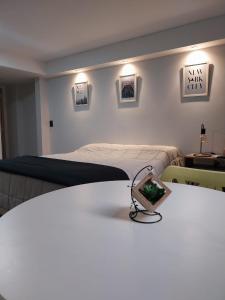 ein Zimmer mit zwei Betten und einem Tisch mit Spiegel in der Unterkunft Departamento NYC 4 Premium - Edificio VILAUT by INMOVE Temporarios in Cordoba + 12 Fotos