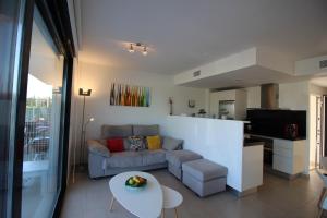 salon z kanapą i stołem w obiekcie Villa Tindra w mieście Torrevieja