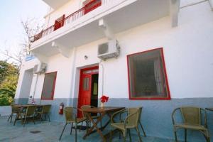 a table and chairs in front of a building at Anna Studios in Katapola