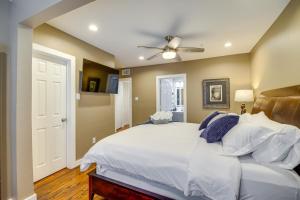 Ένα ή περισσότερα κρεβάτια σε δωμάτιο στο Fourth Ward Apartment 1 Mi to Downtown Houston!