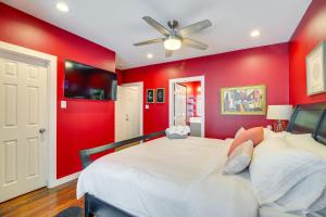 a bedroom with red walls and a white bed at Pet-Friendly Houston Apartment 1 Mi to Downtown! in Houston