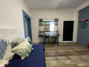 San Pablo Villa de MitlaにあるCasa de Huespedes Real 2のソファとテーブルのあるリビングルーム