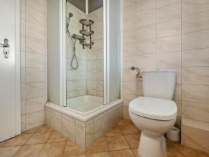 a bathroom with a toilet and a shower at XXL Reihenhaus mit WLAN in Buchholz in Buchholz +27 photos