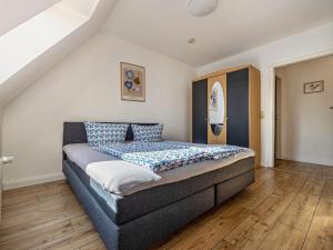 BuchholzXXL Reihenhaus mit WLAN in Buchholz的卧室里有一张床，上面有蓝白色的枕头