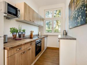 BuchholzXXL Reihenhaus mit WLAN in Buchholz的配有木质橱柜和台面的厨房