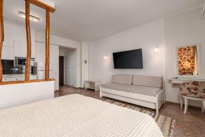 A television and/or entertainment centre at Hotel Aeollos