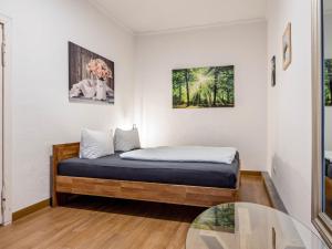 BuchholzFerienwohnung in der Mecklenburger Seenplatte的带床和玻璃桌的卧室